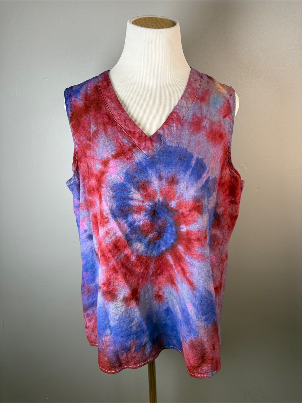 Sleeveless V-Neck Tie-Dye Top in Red & Blue